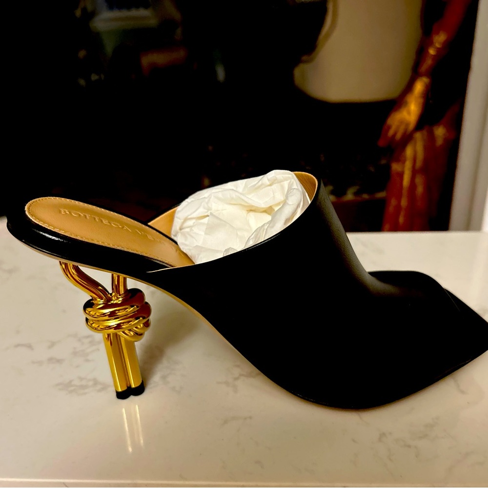 New Bottega Veneta Knot Leather Mule, Black Size 38.5- Retail $1,500USD/$1,390EU